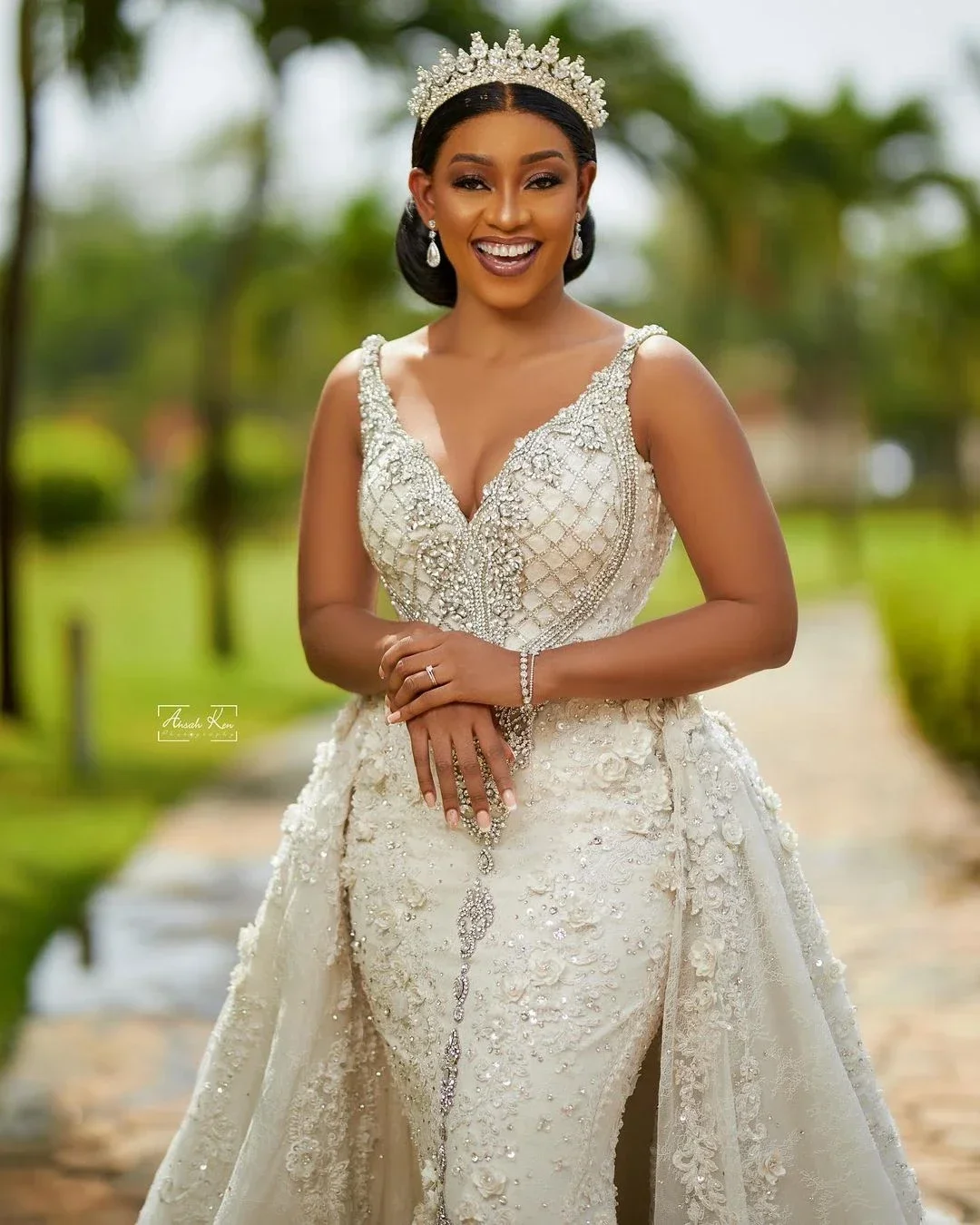 Suknie ślubne syreny z odkrytymi plecami, dekoltem w serek, ciężkimi perłami i koralikami, luksusowe aplikacje z koronki 3D, odpinany tren, idealne na wesele w ogrodzie.