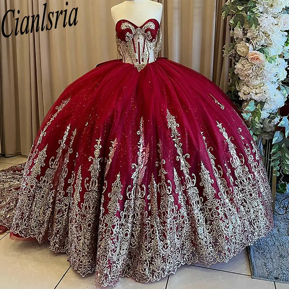 

Красная иллюзия с открытыми плечами и бантом Quinceanera платья бальное платье с золотыми аппликациями кружевной корсет с бисером Vestidos De XV Anos