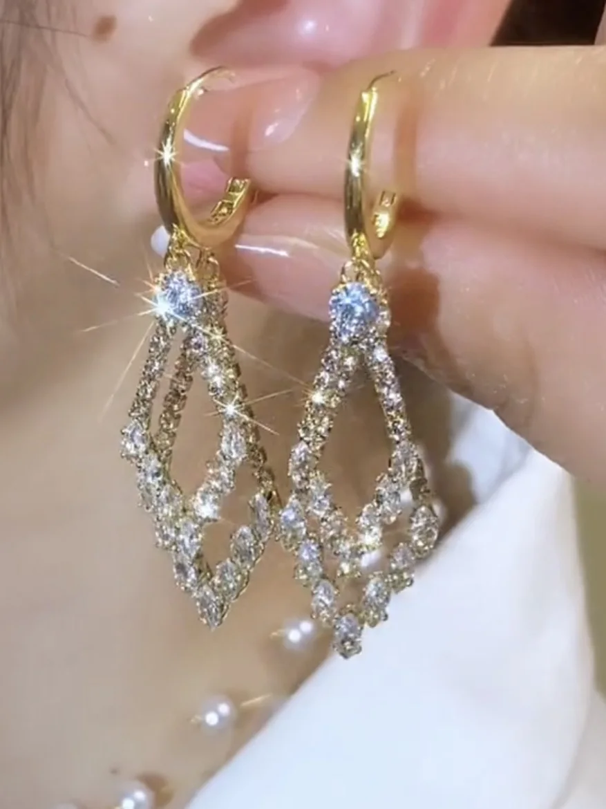 Brincos Longos de Diamante Geométrico de  Moda Coleção de Verão 2025 VICTORIA BEAR Outro Padrão