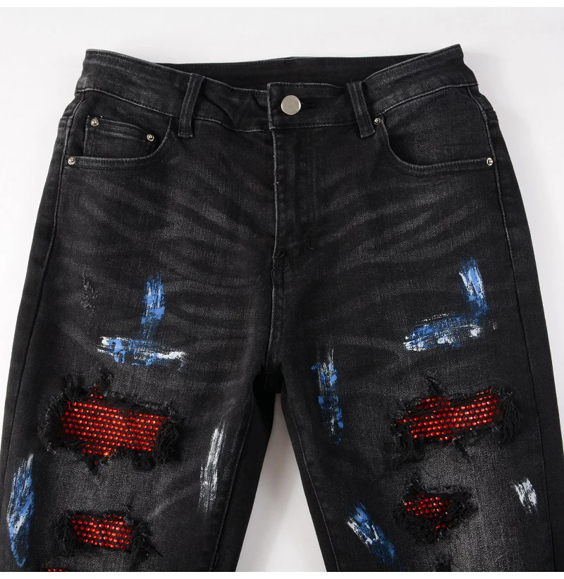 Herren-Jeans aus Stretch-Denim mit Kristallverzierung, Skinny-Schnitt, mit aufgemalten Löchern, zerrissene, schmal zulaufende Hose, Streetwear, Patchwork-Design, schwarze Hose. – Detail 6