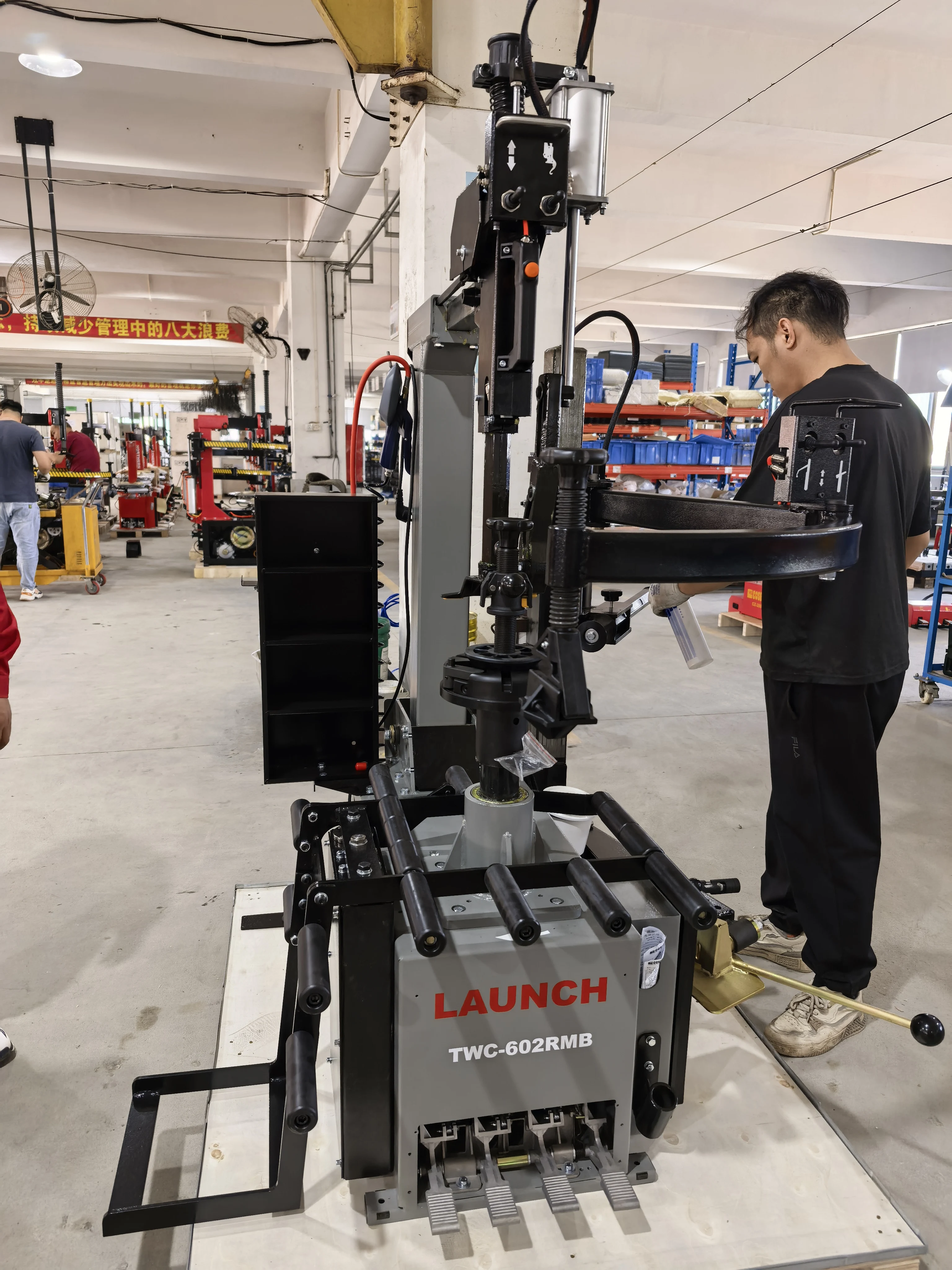 2026 Latest Intelligent 75kg Trunk Tire Changer TWC602RMB 13-28