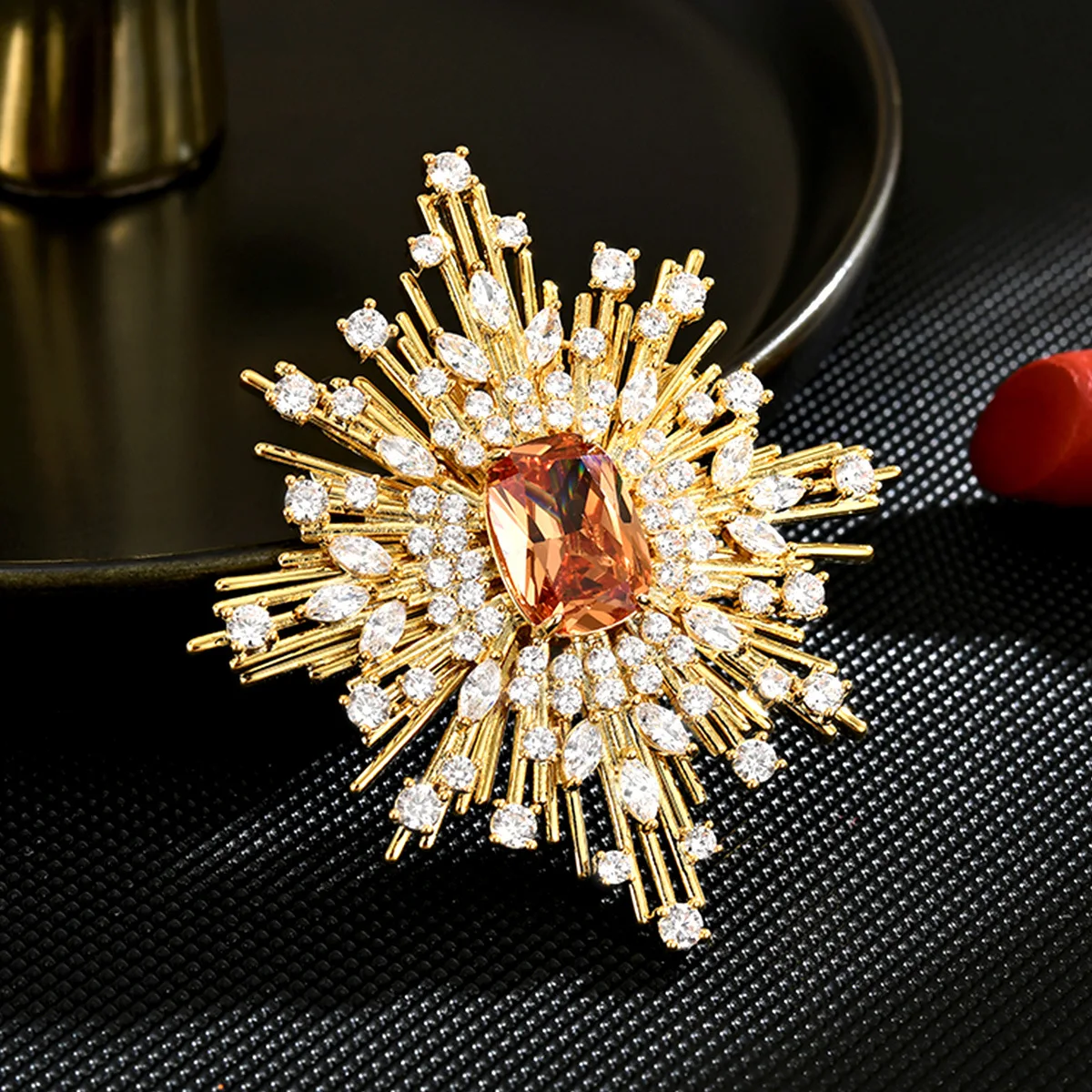 

Vintage Crystal Brooch, Luxury Unisex Lapel Pin for Suit, Retro Elegant Corsage