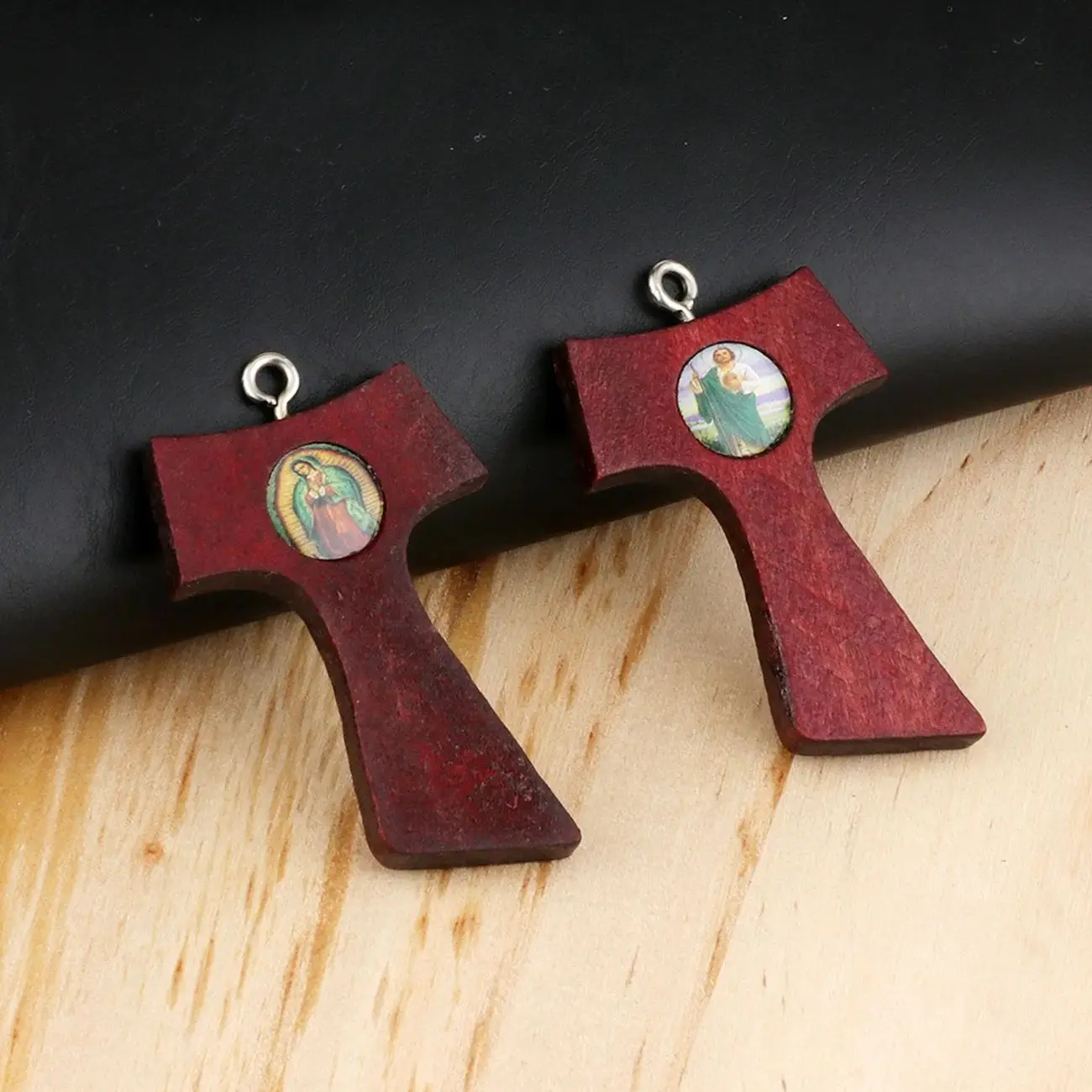 5 Stück zufällige christliche Ikone Zentrum Heilige Familie Kreuz Anhänger Holz Tau Kreuz Charms für DIY Herstellung von Schmuck Zubehör