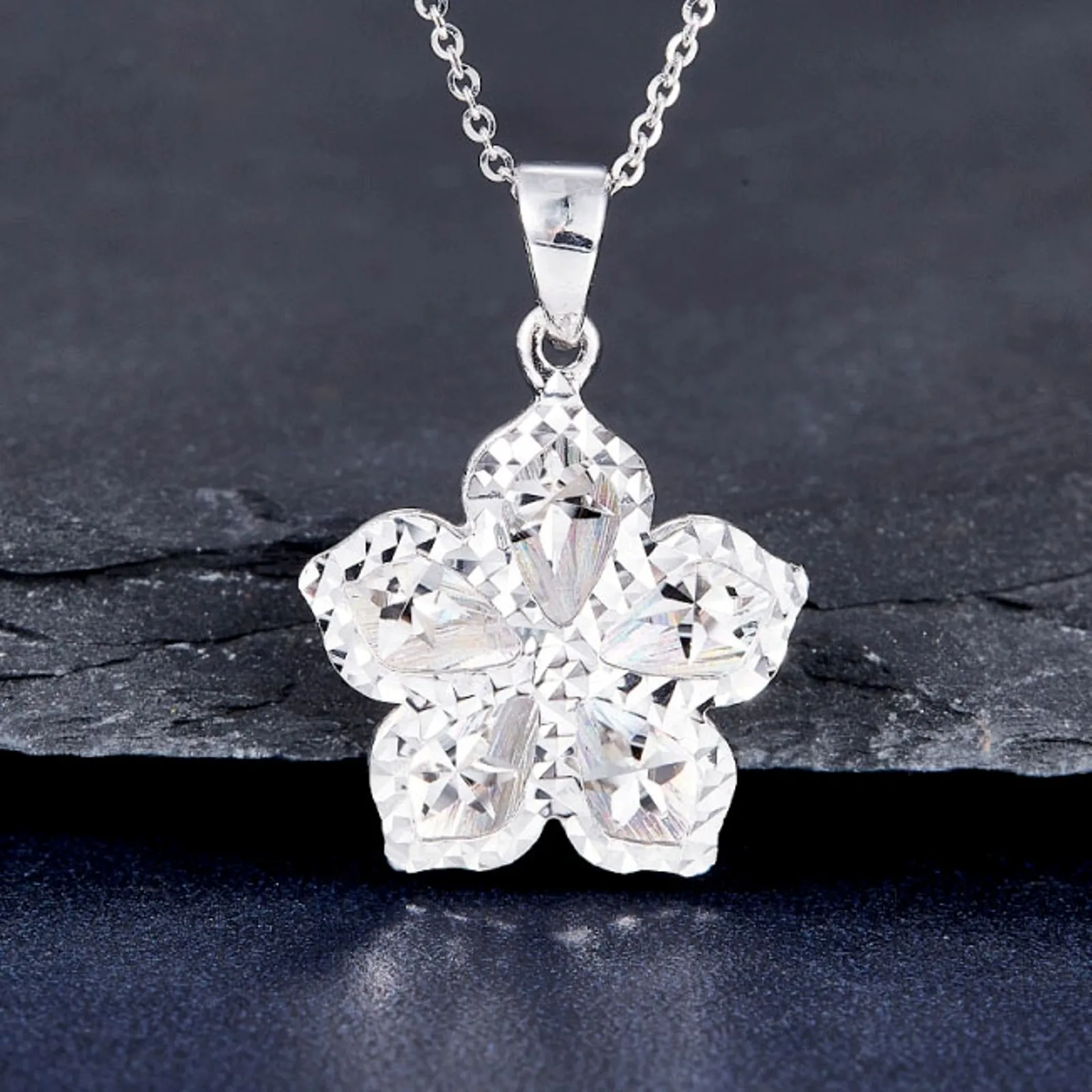 

Real Pure Platinum 950 Men Women Gift Lucky Carved Star Flower Pendant 2.26-2.3g