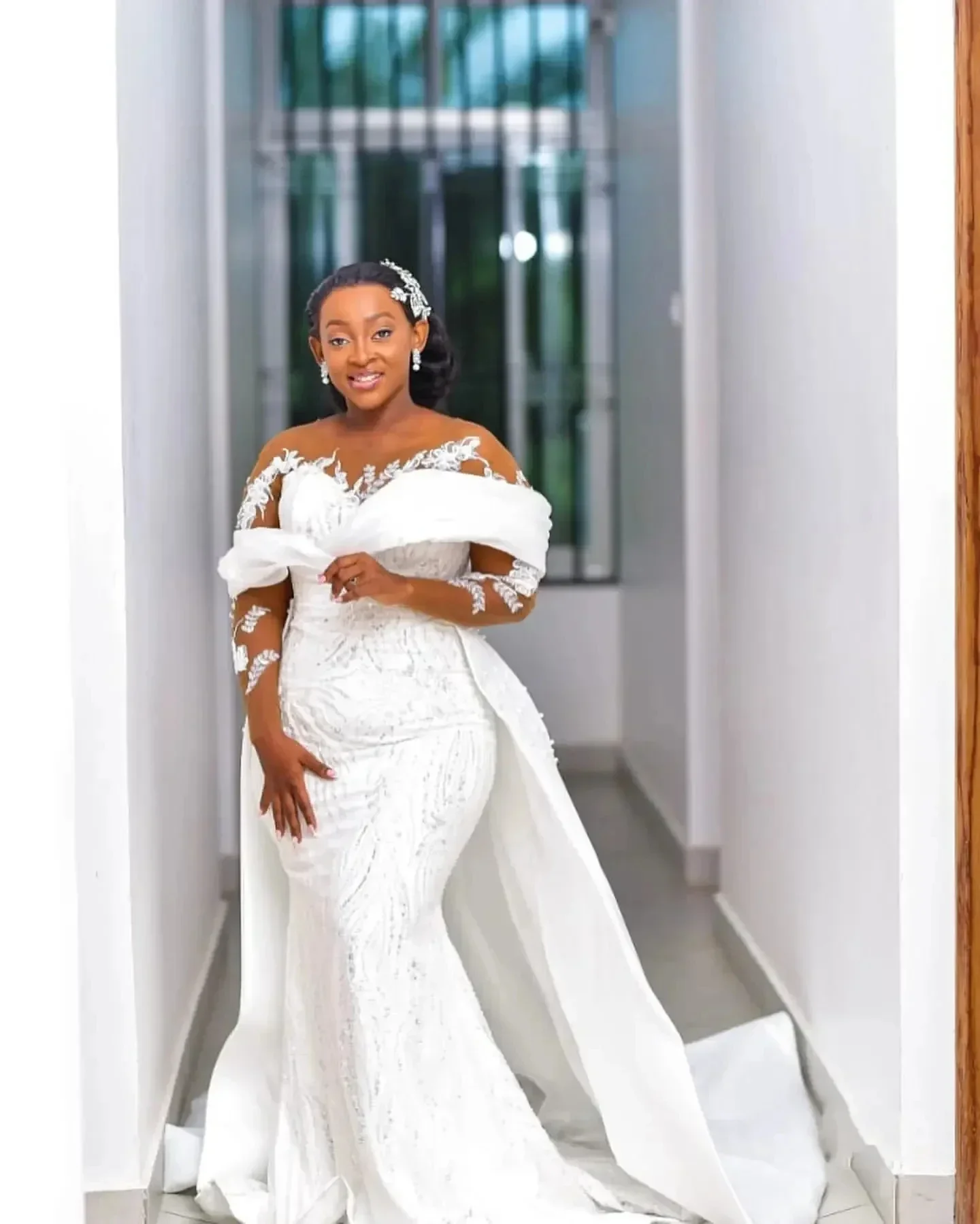 Maßgeschneiderte lange Ärmel, Trompeten-Hochzeitskleider für die Braut, glänzende Spitze, Pailletten, arabisches Aso Ebi-Brautkleid, abnehmbare Schleppe