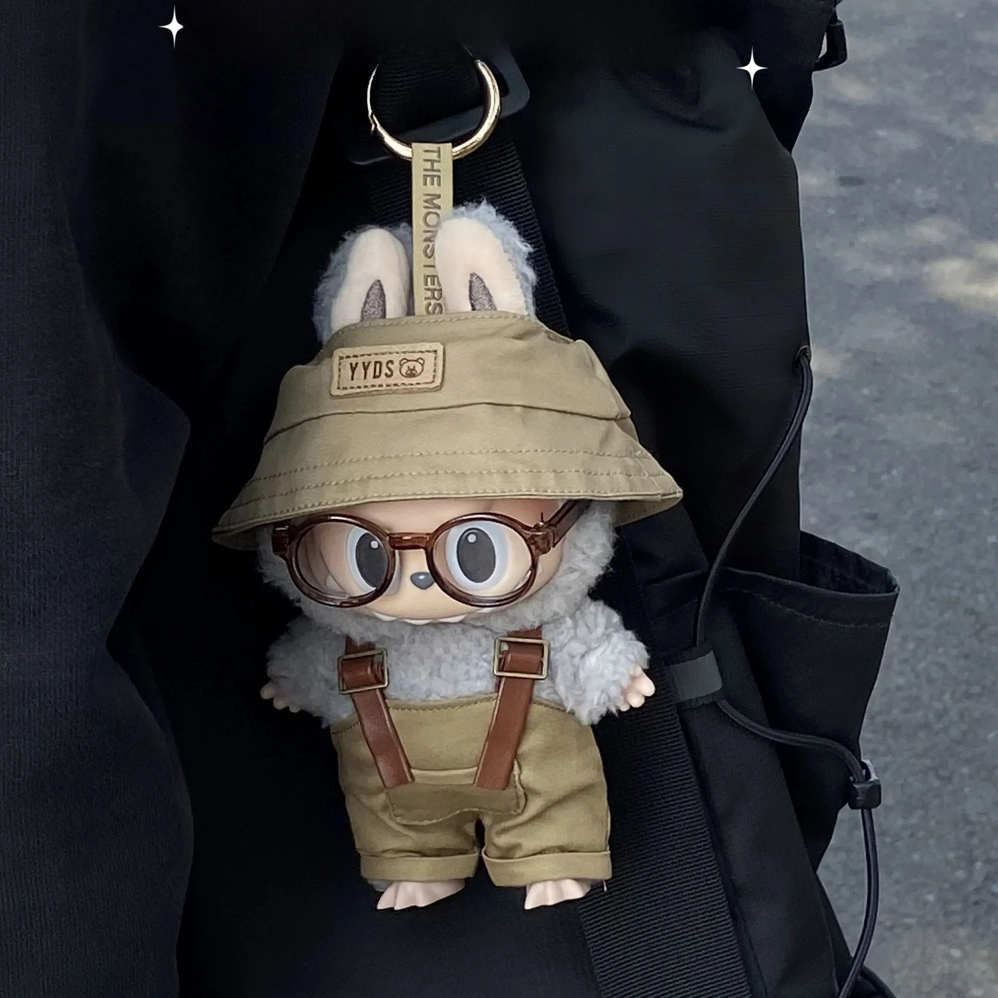 

Labubu a Vinyl Jaet Overalls Hat aron Sle Clothes Glasses Second Generation Trendy Plu Doll Outfit Accories
