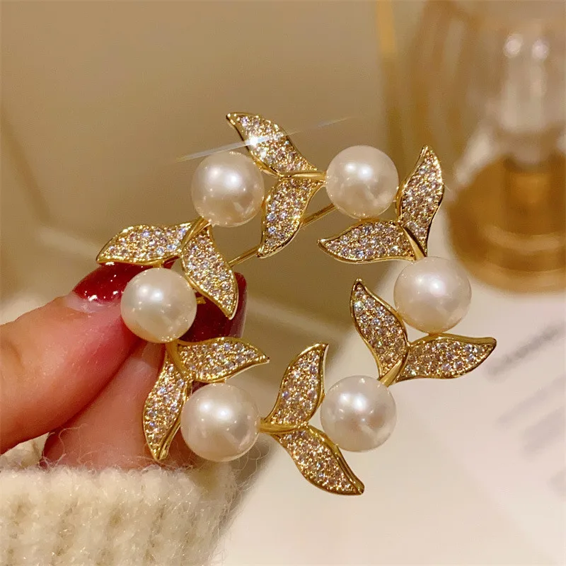 CC Suit Pins Women Accessories Frashwater Pearl Mermaid Tail Shape Brooches Full of Shining Zirconia Exquisite Suit Pin B380