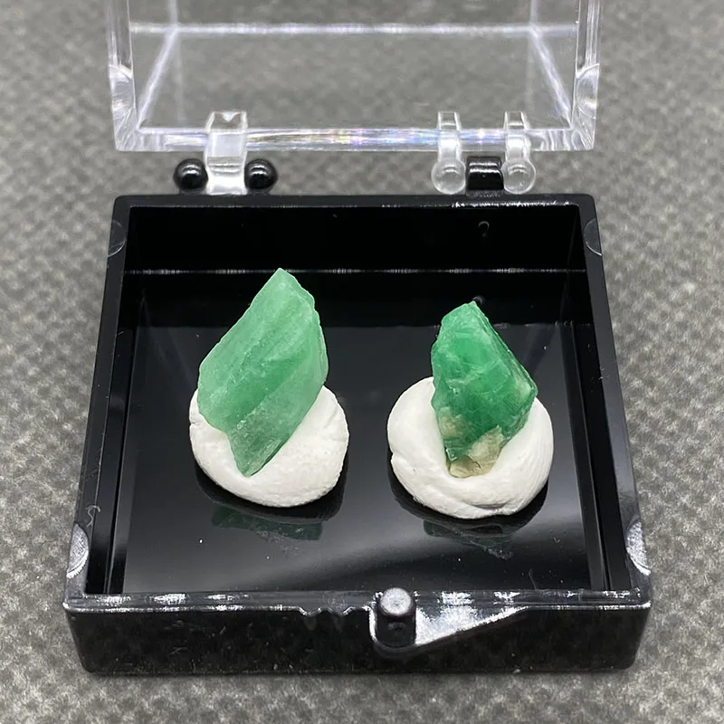 100% natural emerald original stone mineral specimen healing crystal collection +Box size：35*35*35 mm