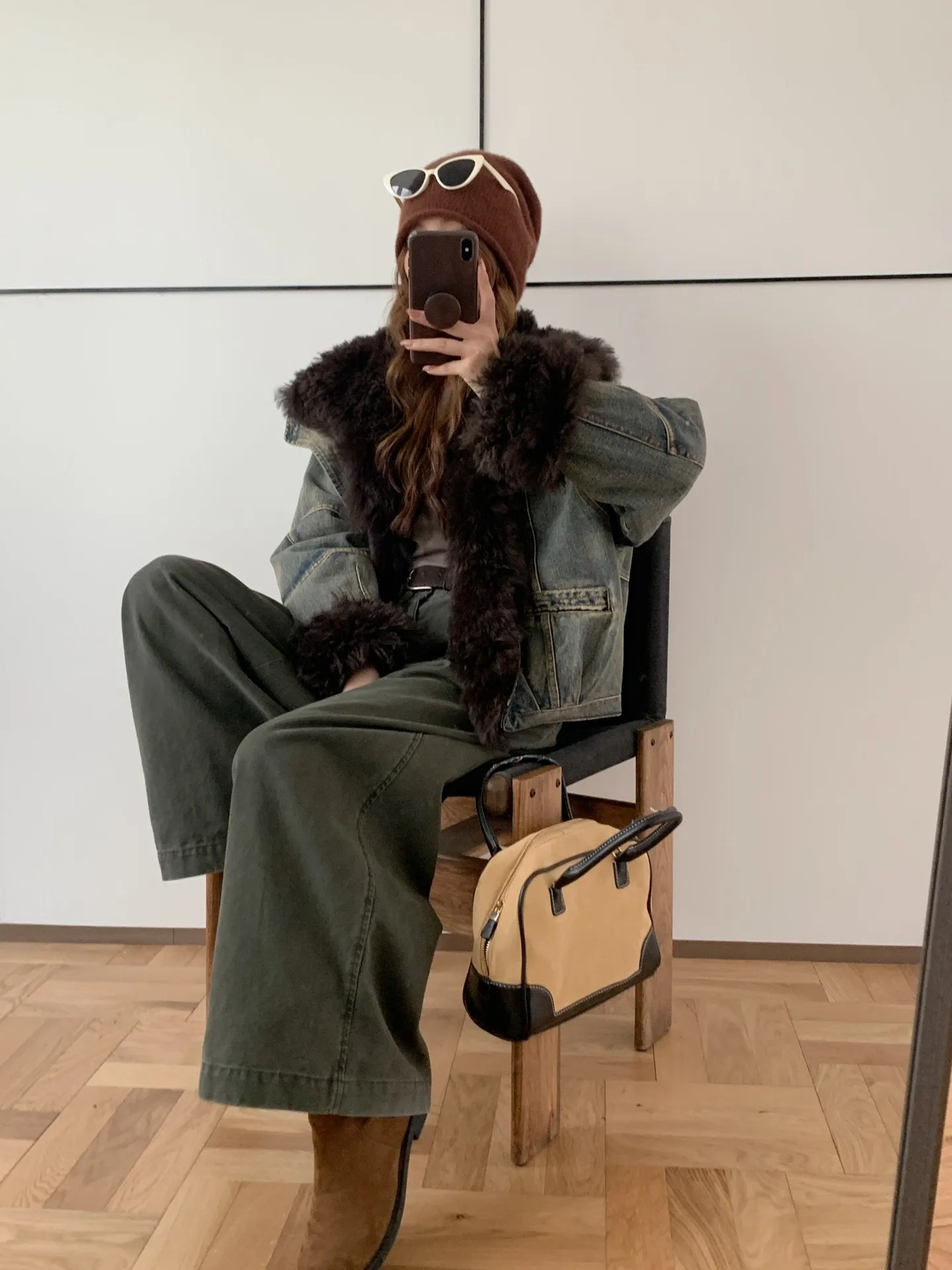 The 2025 winter new Navy collar short fur one-piece denim fur coat is designed to overcome the challenges of goose down jackets