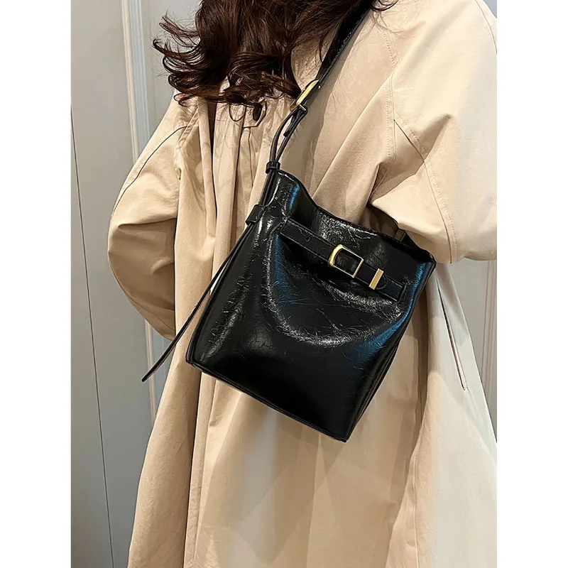 High-Grade Glossy Patent Leather Texture Shoulder Bag Women 2024 New Fashion Simple Large Capacity Bucket Bag Pop Crossbody Bag