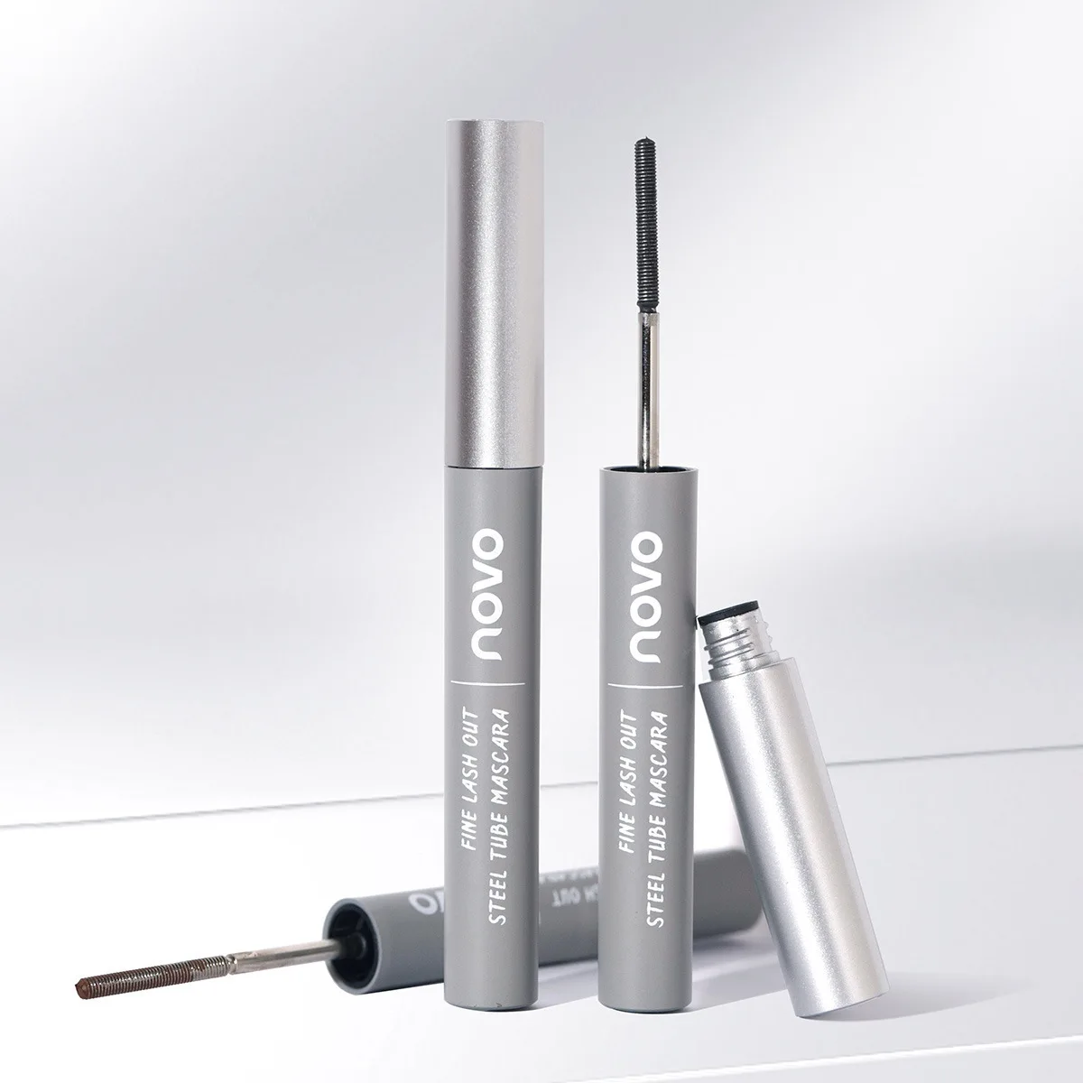 Tusz do rzęs Small Steel Tube Mascara Curl and Set Wydłużający, długotrwały, wodoodporny, pogrubiający, wydłużający i nie rozmazujący się.