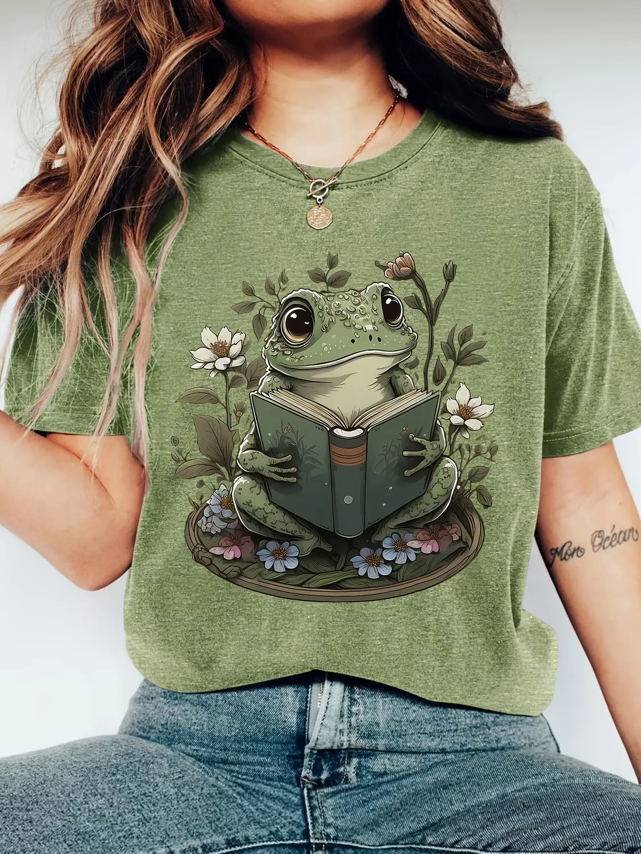 Funny Aesthetic Vintage Frog Read Book Print  T-shirt Graphic Tee Women Short Sleeve T Shirt Y2k Crew Neck Retro Tshirt
