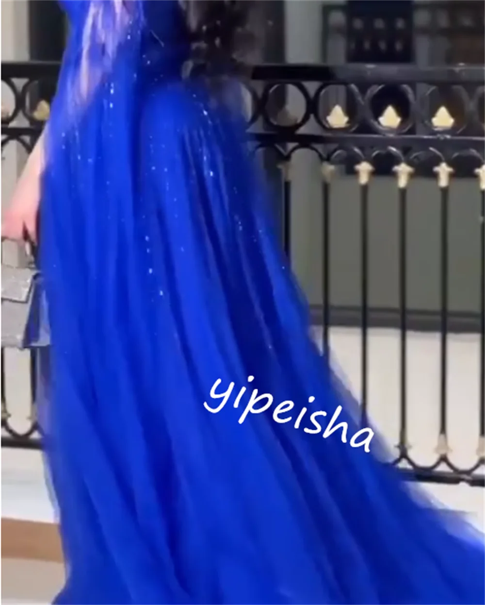 Decote em V vestido de baile, Noite Arábia Saudita Tulle, Pena drapeada, Ocasião sob medida, Vestidos longos