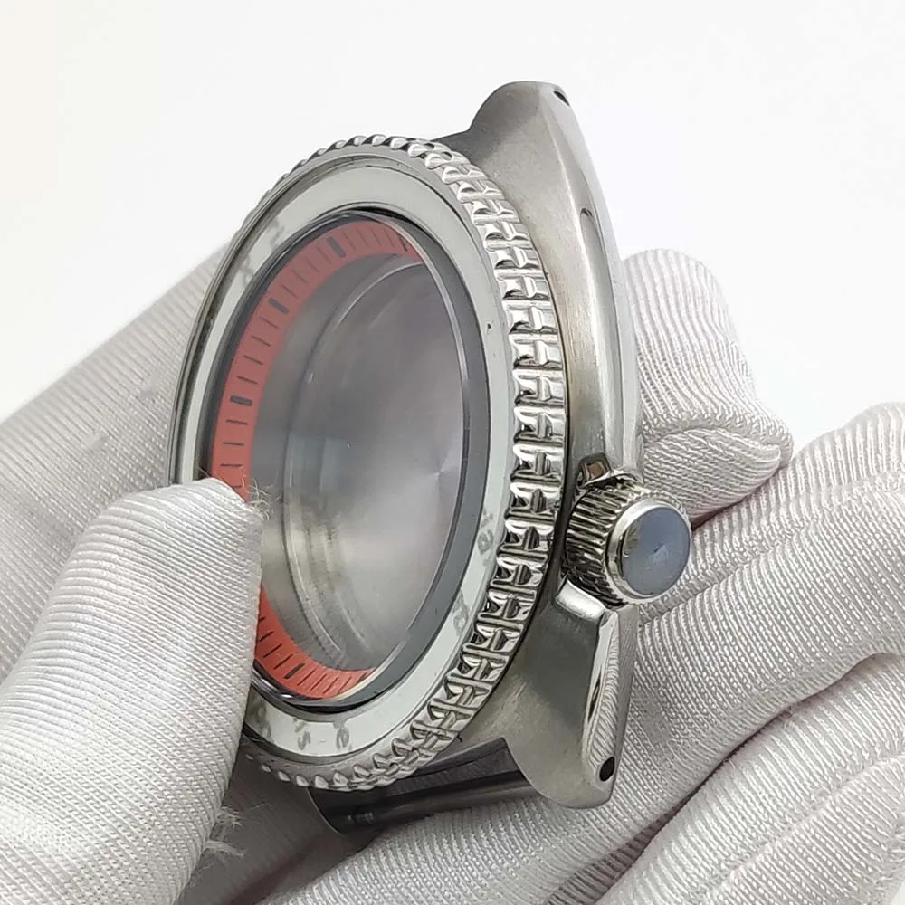 A caixa de 45 mm é adequada para movimentos NH35/NH36, com cristal de safira, coroa laranja e caixa de aço inoxidável 316L