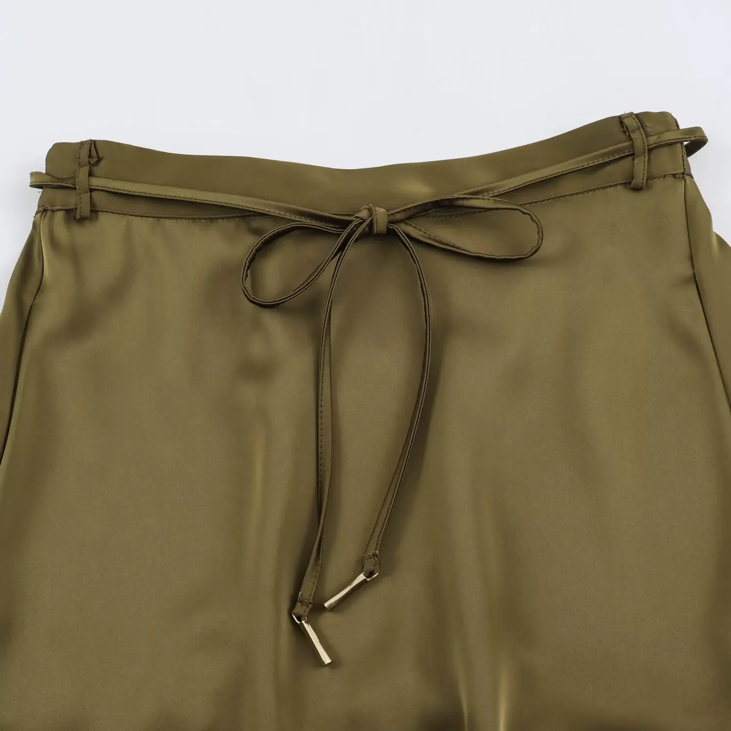 BSAY 2026 Neues Minimalistisches Satin-Zweiteiler-Set mit Drapierter Kragenpartie, Ärmellosem Oberteil mit Schulterknöpfen und Tailliertem Midi-Rock für Damen – Detail 12