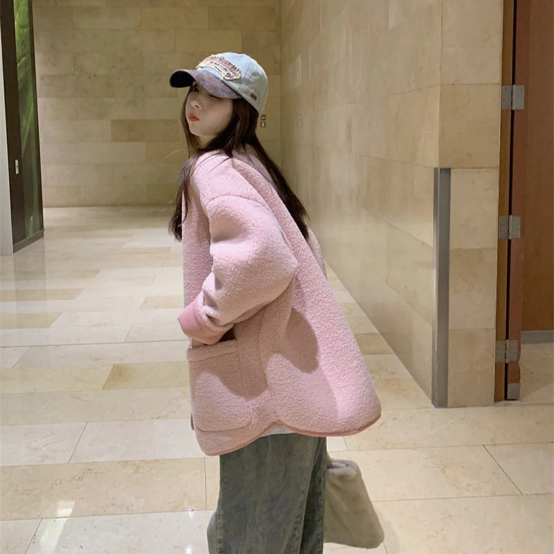 معطف فرو صناعي أزرق متوسط المرقعة فضفاض برقبة دائرية سترة فروي منفوش دافئ سميك واحد الصدر معطف نسائي قطيفة غير رسمي خروف صناعي