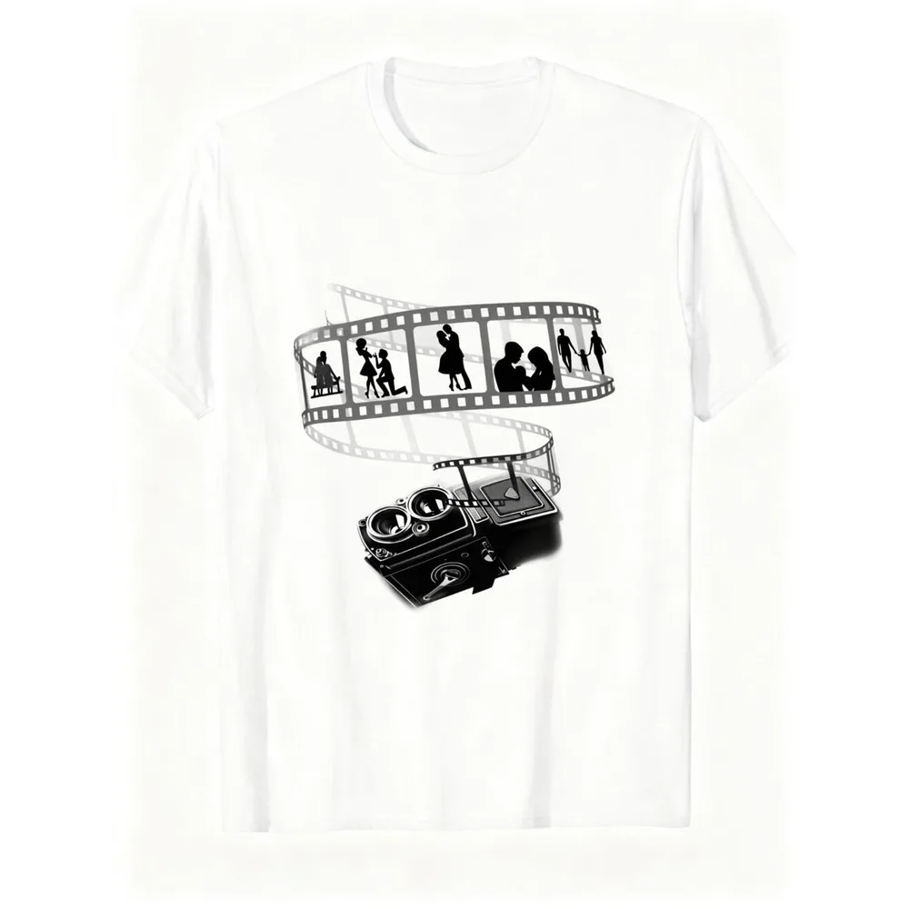 Camiseta gráfica vintage con diseño de cámara de doble lente y tira de película, camiseta con estampado artístico de siluetas de pareja romántica y fotografía, camiseta retro nostálgica con historia de amor, top informal estético para hombres y mujeres, ropa de verano blanca de algodón suave.
