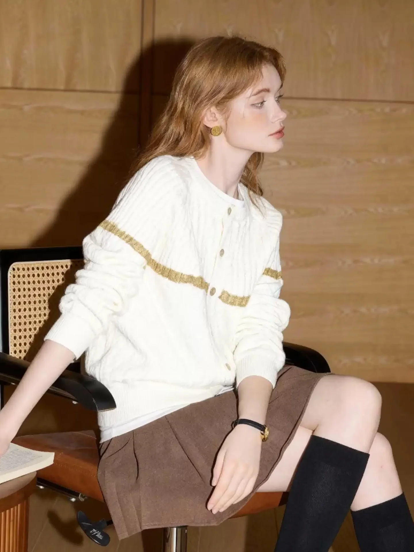 柔らかく快適なカマーレニットセーター レディース ロングスリーブ ファッショナブルで多用途なシングルボタンデザイン 冬用 ユーロスタイル