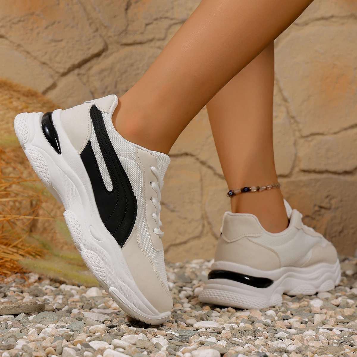 Chaussures de papa à semelles épaisses augmentant la hauteur, chaussures de sport décontractées polyvalentes pour femmes, sens du design de niche, chaussures blanches, nouvelle collection 2025