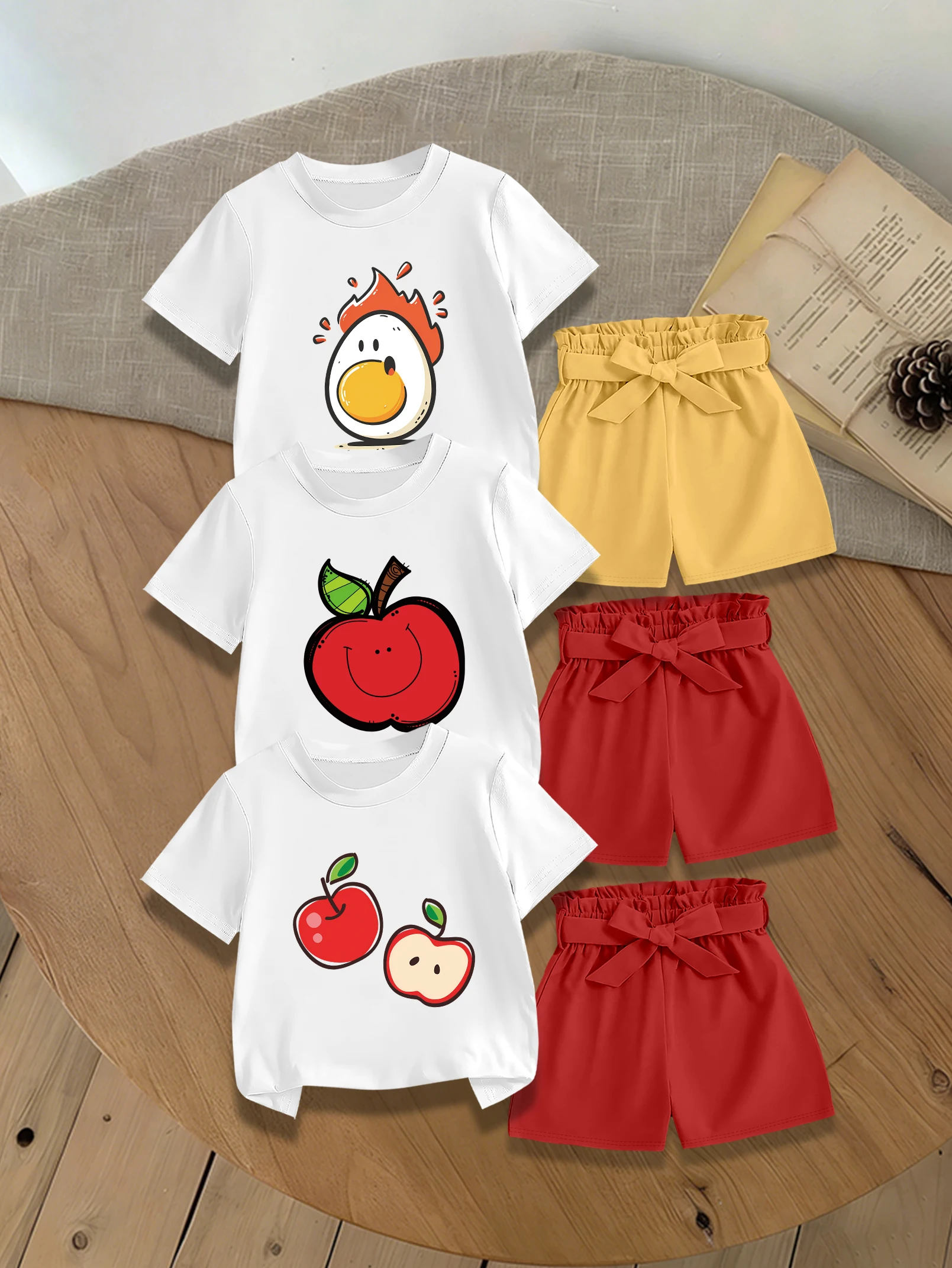 

Комплект из 6 предметов: летняя футболка и шорты для девочек с мультяшным принтом яблок и жареных яиц, милый тканый бант.
