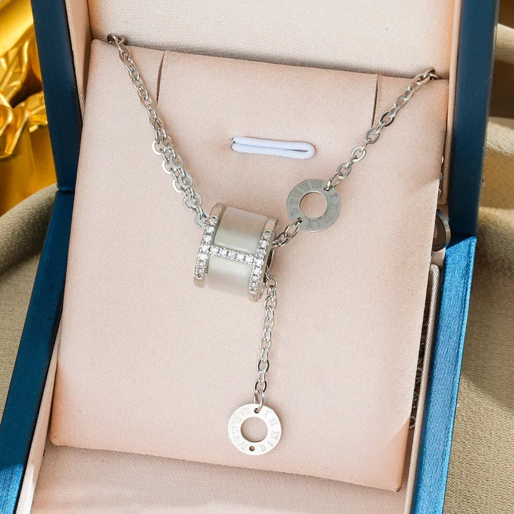 9527القلادة الكبيرة المصنوعة من الفولاذ التيتانيوم هي سلسلة الترقوة الراقية عصرية ومتعددة الاستخدامات للنساء