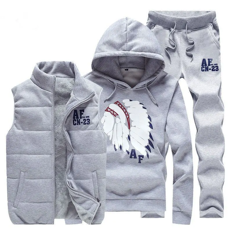 بدلة سميكة على شكل زوجين للرجال. نسخة شبابية من سترة رياضية بغطاء للرأس على الطراز الكوري مع مجموعة من ثلاث قطع. العصرية.