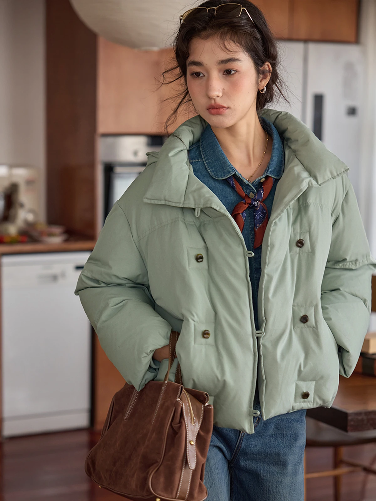 

Женская утепленная куртка Solighter с капюшоном, прямого кроя, на двойной пуговице, с наполнителем из 90% белого пуха, зимнее пальто