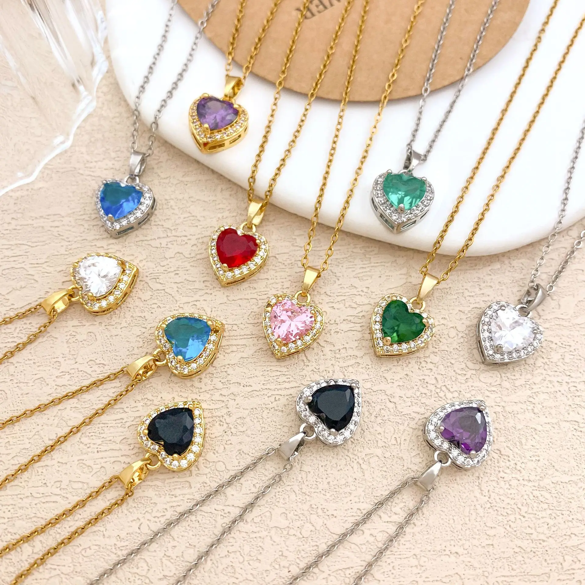

Women Love Heart Zircon Pendant Necklace Luxury Unique Titanium Steel Clavicle Chain Non-Fading Gold Color Jewelry Accessory