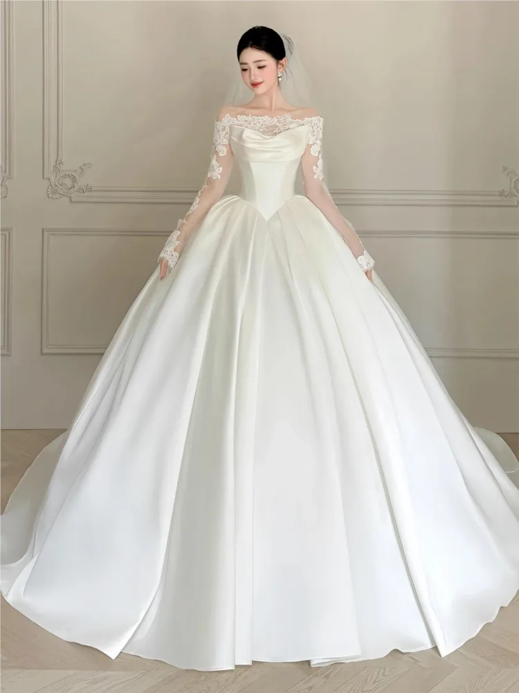 A new one-shoulder satin main fabric simple and lightweight train dress