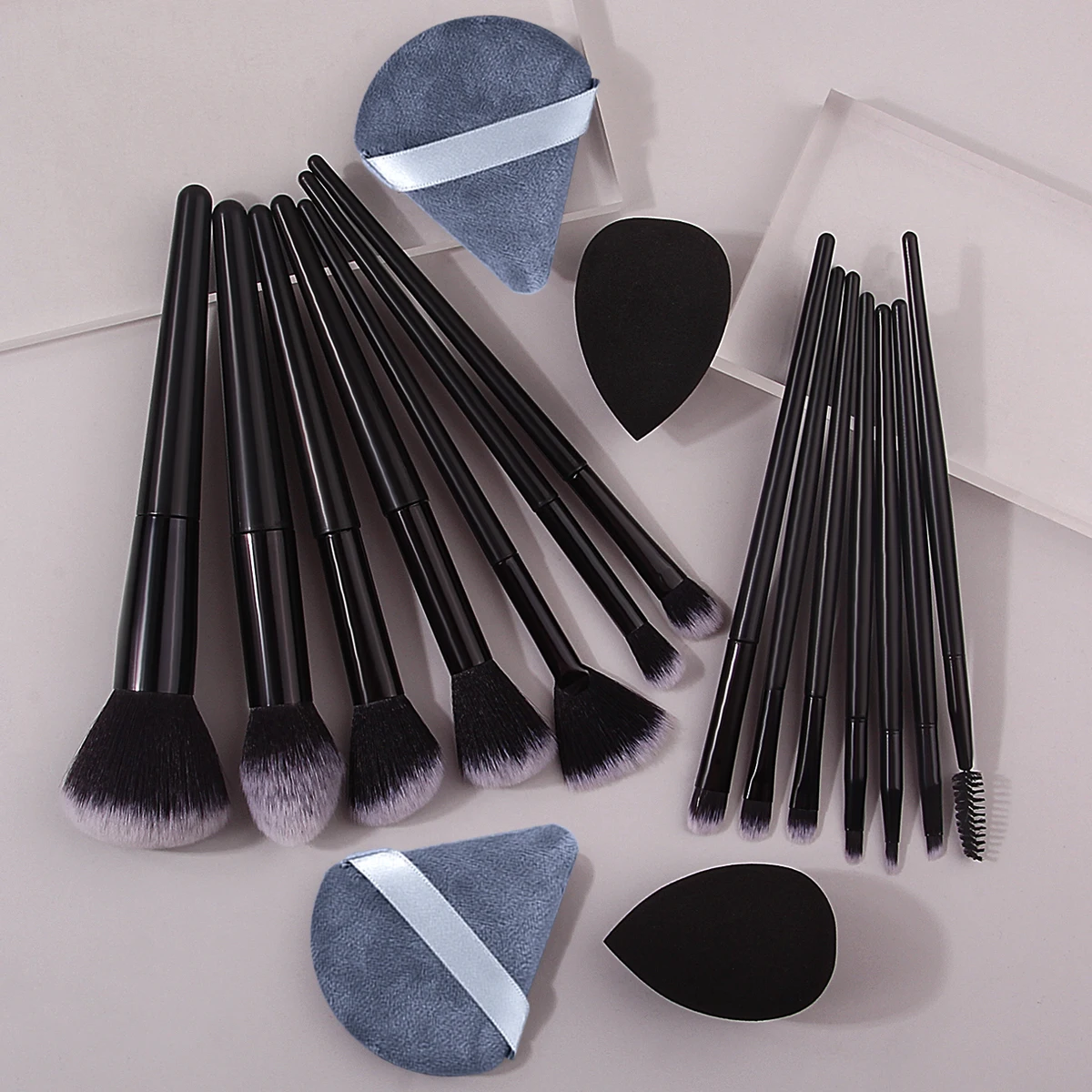 18 ชิ้นสีดําชุดแปรงแต่งหน้าแปรงอายแชโดว์แปรงคิ้วแปรงแป้งพัฟความงามไข่มัลติฟังก์ชั่เครื่องมือความงาม