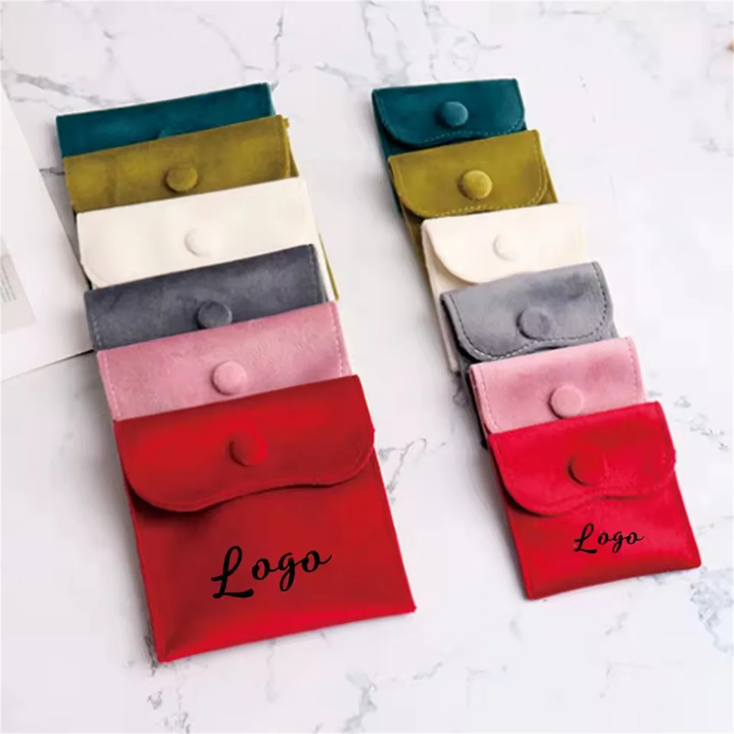 

50/100 шт., чехол для ювелирных изделий с логотипом, мягкая бархатная сумка на кнопке, конверт, упаковка для ювелирных изделий, браслет, ожерелье, серьги, кольца, сумки