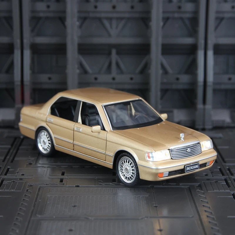 1:32 coleção de ornamentos de modelo de carro de liga Toyota Crown, portas e capô do motor, porta-malas pode abrir, presentes de som e luz