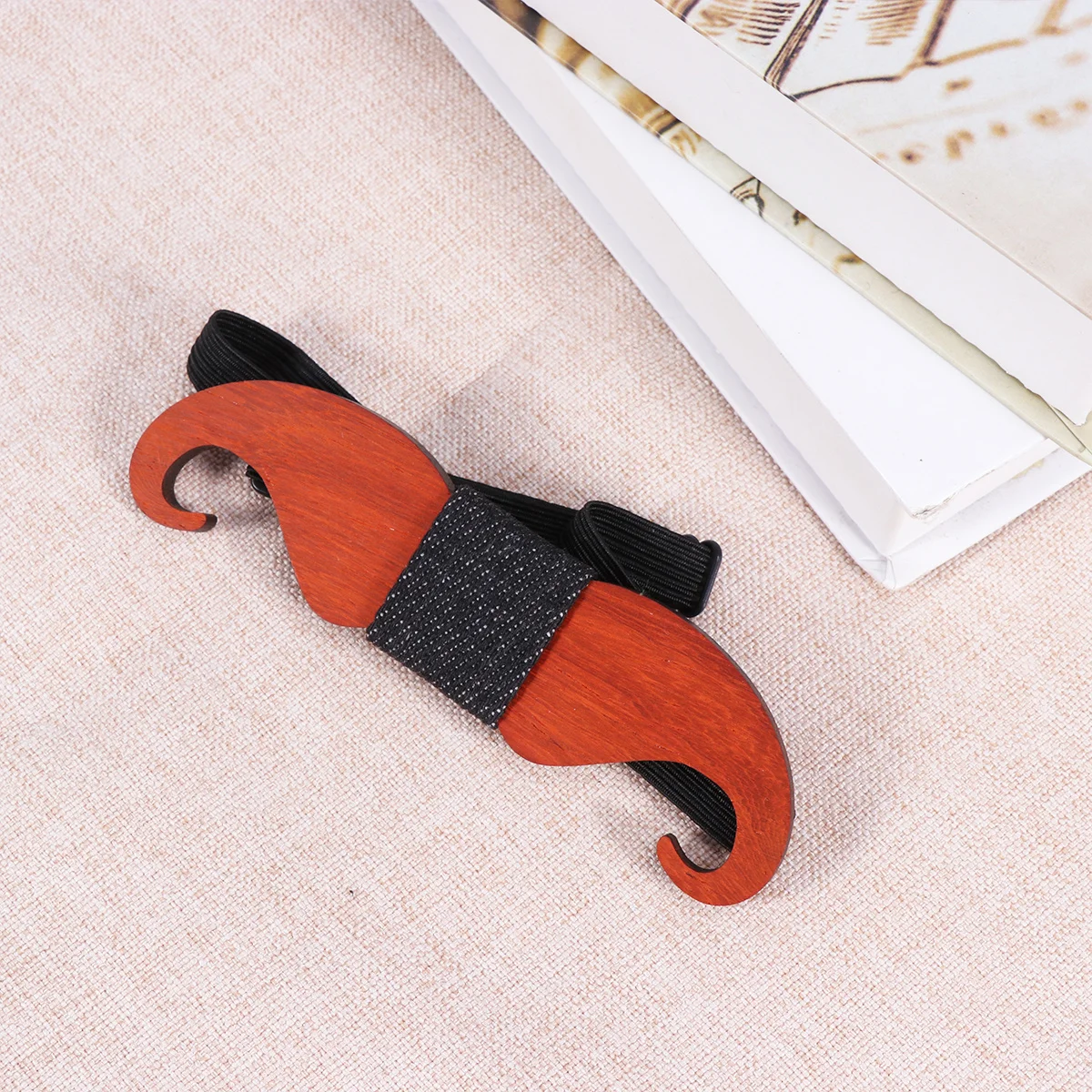 Рисунок 2 - деревянный галстук-бабочка с рисунком бороды