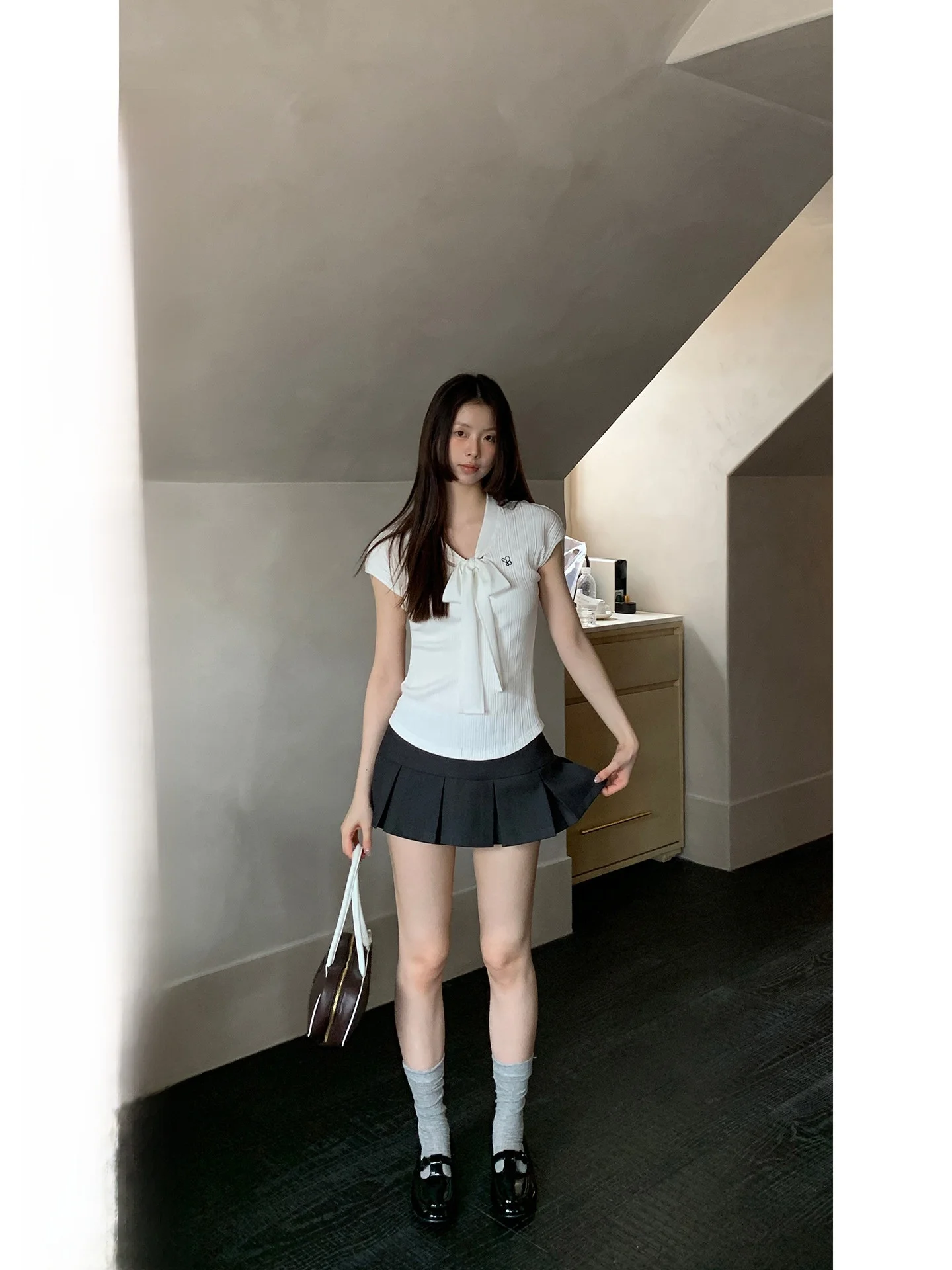 

Серая юбка А-силуэта женская летняя 2026 года, новая модель, с запахом, плиссированная, с низкой талией, короткая, из смесового полиэстера и вискозы