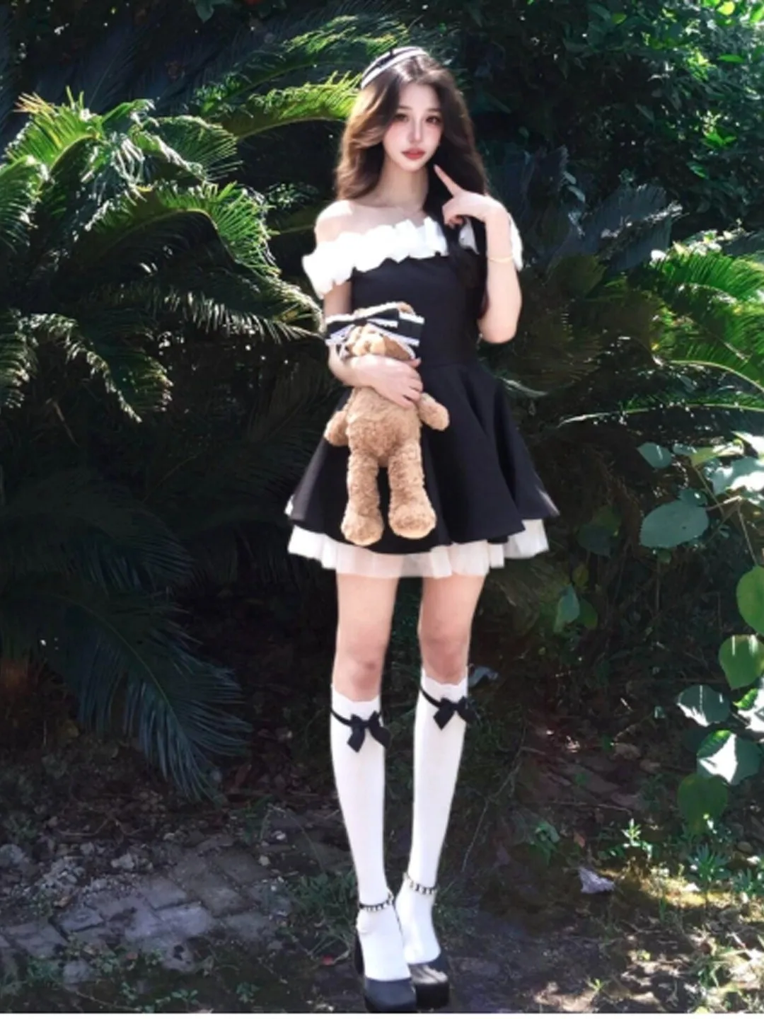 

Уникальное, очень красивое летнее женское платье в стиле Хебден: черное, с одним открытым плечом, приталенное, с пышной короткой юбкой