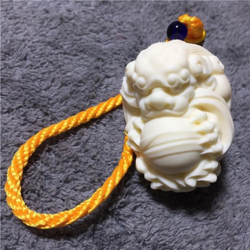 

Natural Ivory Nut Respond to Any Request Crafts Carved Pixiu Ball Auspicious Beast Hand Pieces Pendant Necklace Wealth Rune Batc