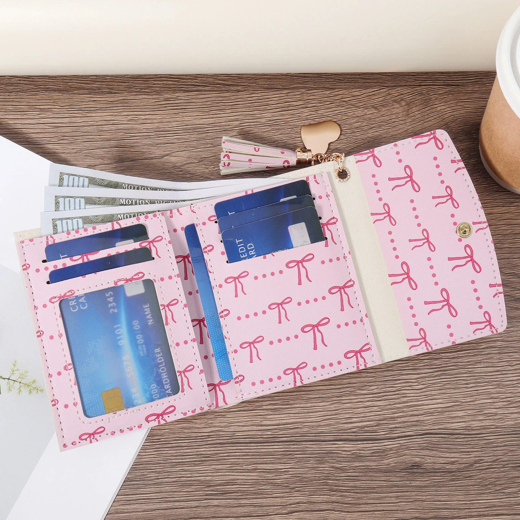 محفظة صغيرة عصرية على شكل قلب وشرابة مزينة بجيب للعملات المعدنية ومحفظة صغيرة بثلاثة أضعاف للنساء، بفيونكة نسائية