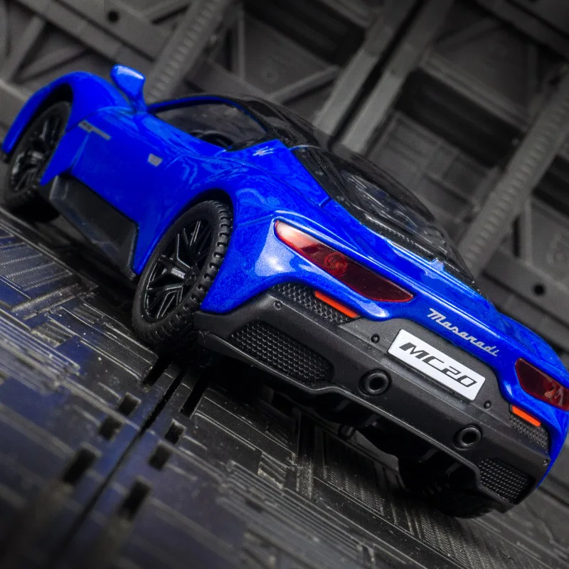 Les portes de supercar de modèle de voiture en alliage Maserati MC20 de simulation 1:32 peuvent être ouvertes ont des fonctions de son et d'éclairage simulées