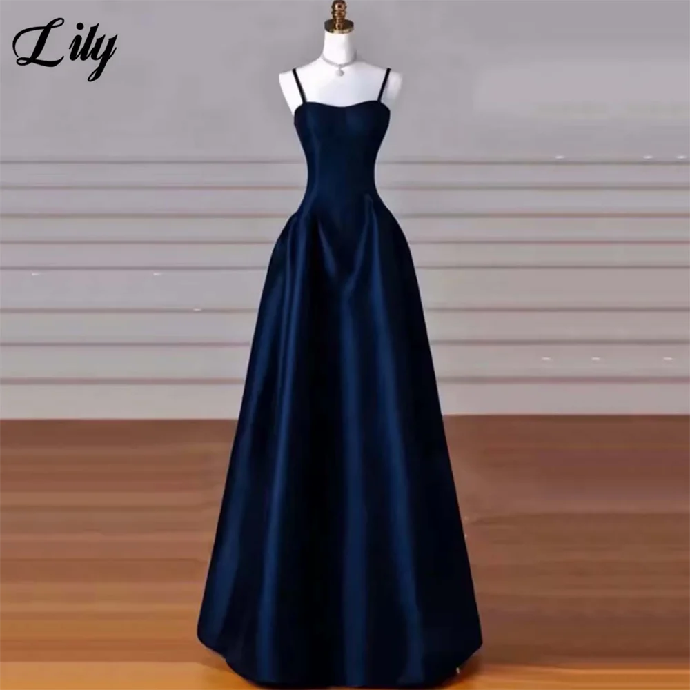 リリーブラックサテンイブニングドレススパゲッティストラップAラインミニマリストイブニングドレスレースアップバックデザイン
