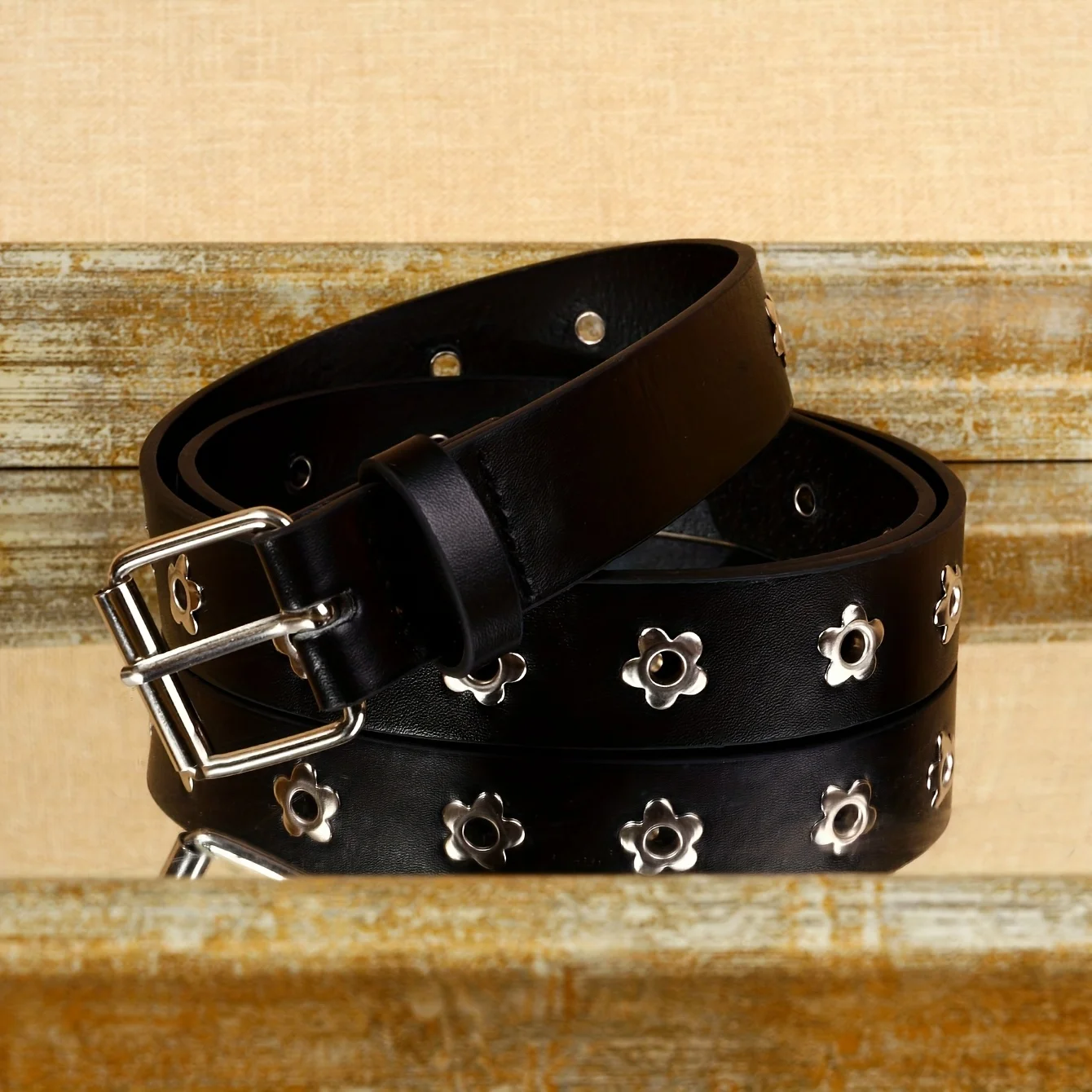 1 Piece of Women's Belt with Black Floral Rivets in Y2K Style, Simple and Versatile, Suitable for Casual Outings and Parties