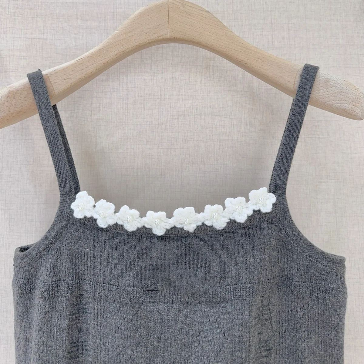 2026 high-quality new women's clothing gentle three-dimensional flower knitted suspender--hb723