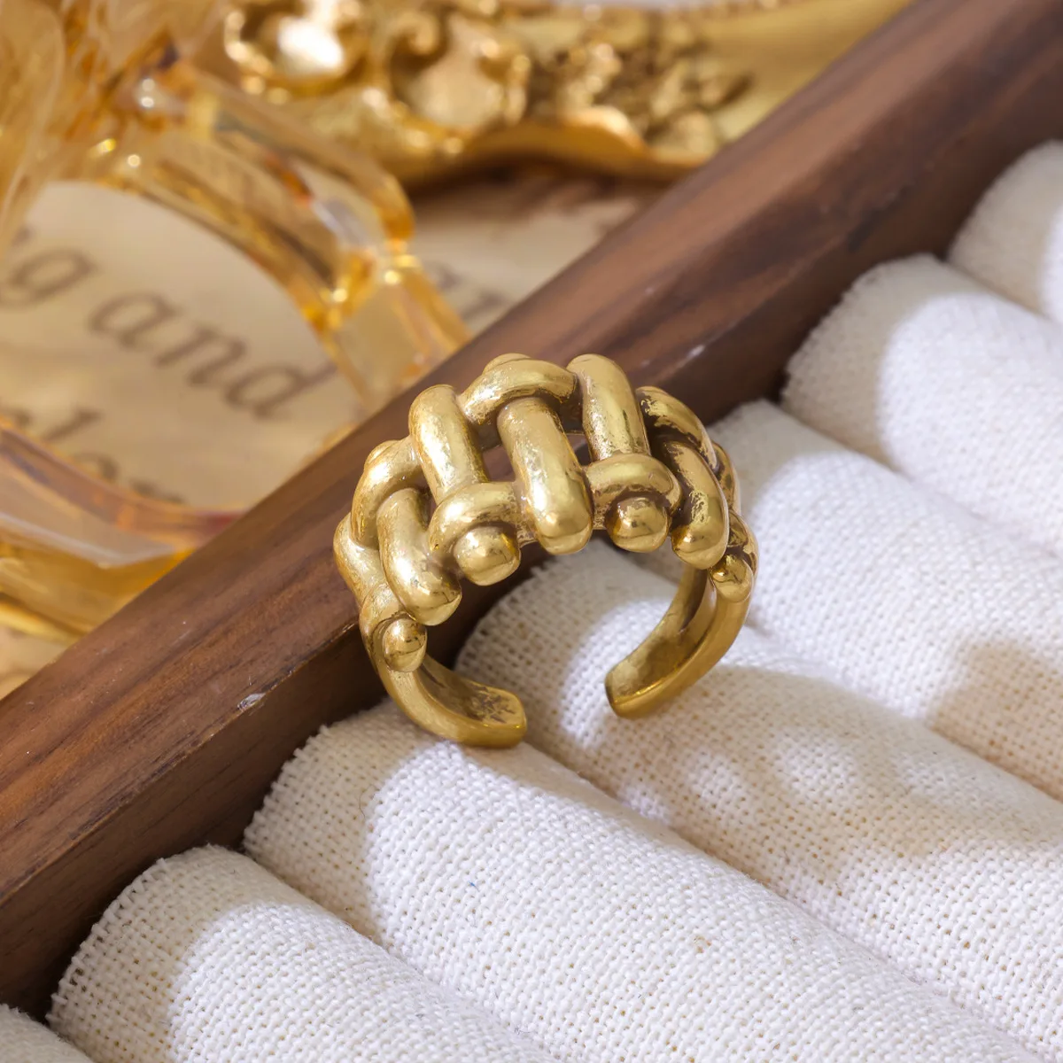 

Нишевая звезда с одинаковым тканым кольцом. Регулируемое кольцо с отверстием из настоящего золота с медным покрытием.