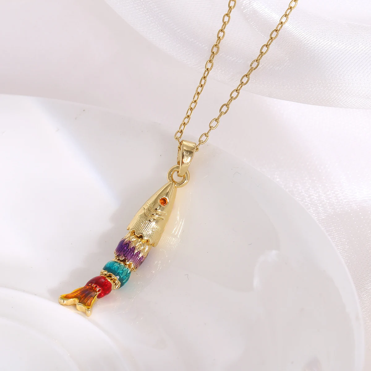 Retro Dynamic Fish Necklace for Women Anti Allergy 18K Gold Plated Stainless Steel Collarbone Chain Ocean Fashion Jewelry