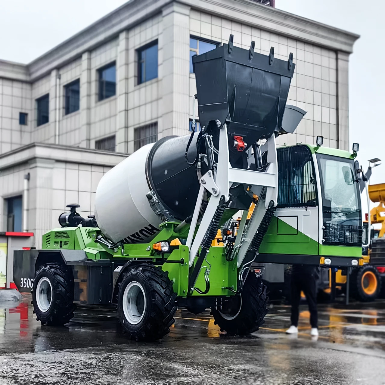 High Quality Sand Cement Mixing Machine Self Loading Concrete Mixer Truck With Cement Hopper for Sale