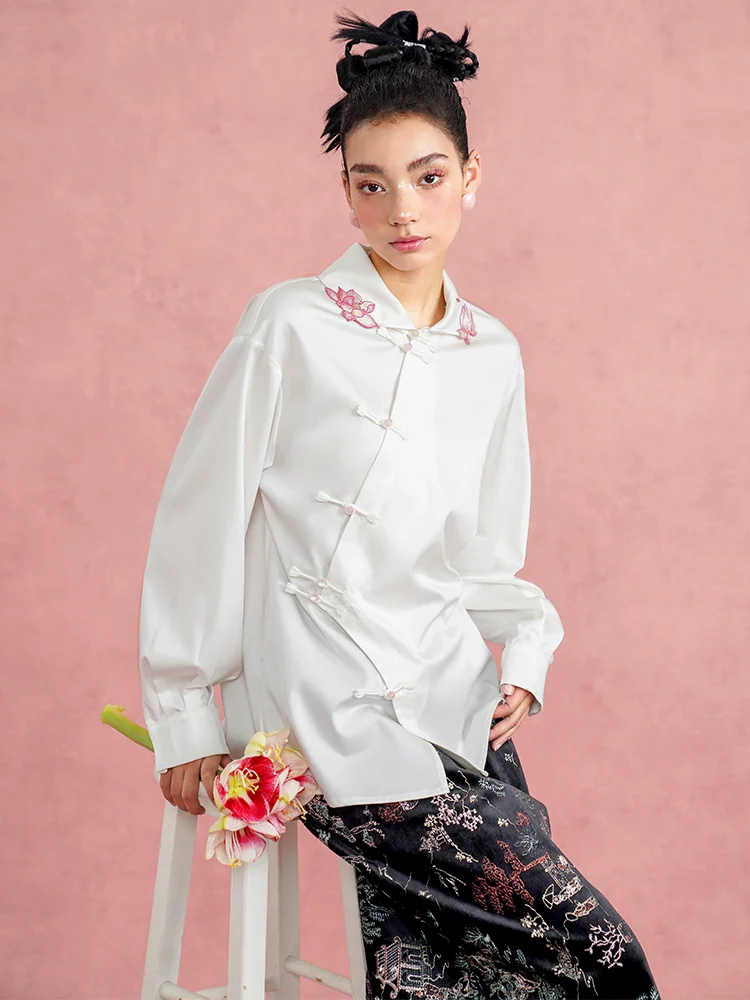 Primavera Autunno Design originale Donna Color Block Bottoni stile cinese Colletto ricamato loto Camicie/camicette bianche