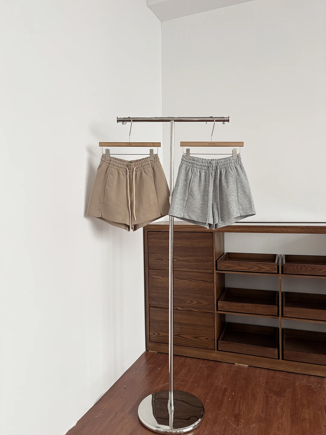 

Корейские простые белые спортивные повседневные брюки-шорты женские летние 2026 года, новые, с эластичным поясом, широкие штанины, из полиэфирного волокна