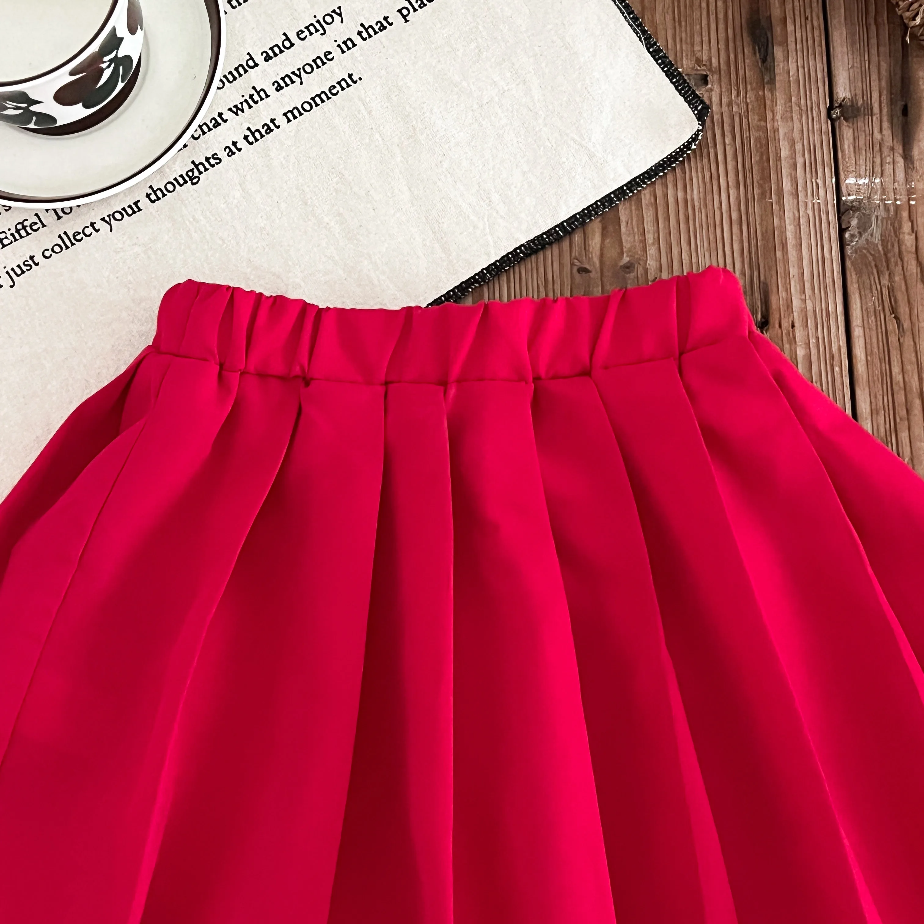 Mädchen Modisches und Lässiges Set Herbst Erdbeer-Verzierung Schwarzes Langarm-Oberteil Roter Plissierter Rock Zweiteiler Kleidungsset – Detail 6
