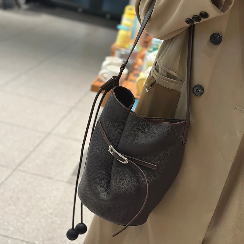 

Женская сумка из коровьей кожи на плечо, подмышки, женские роскошные дизайнерские сумки из воловьей кожи, женские сумки-ведра большой вместимости в стиле ретро