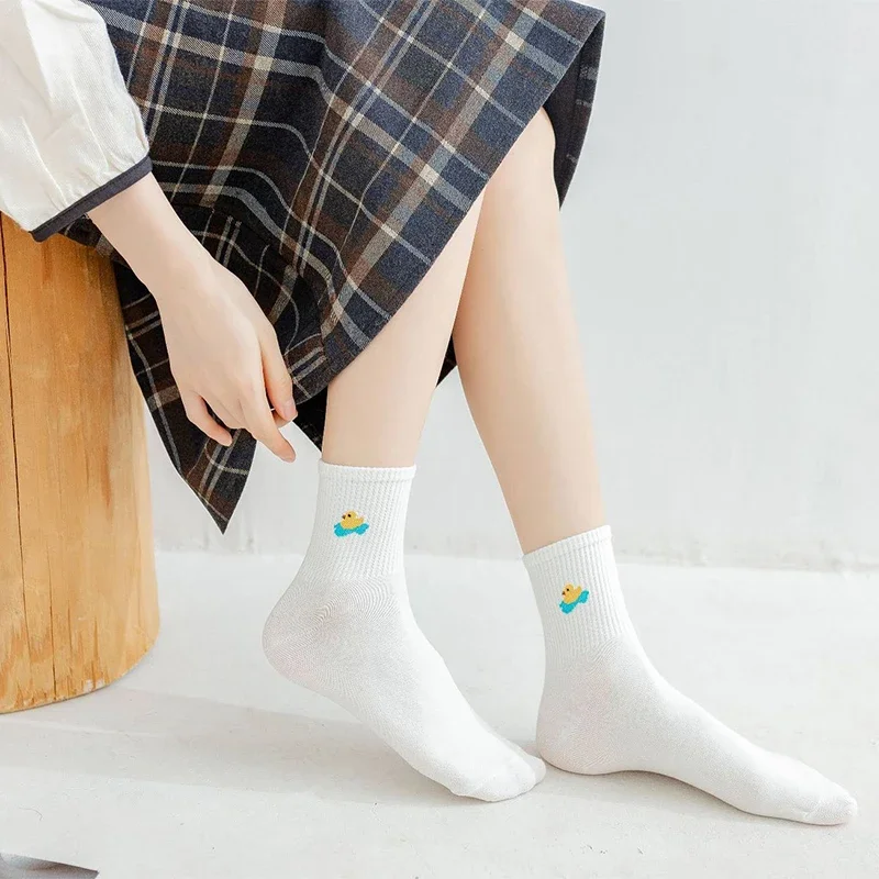 جوارب مضحكه جوارب نسائية قطن جوارب قصيرة للنساء 5 أزواج من الجوارب النسائية مجموعة الربيع والخريف الأبيض الكرتون الجوارب النسائية لطيف القطن الخالص الطقس الجوارب متعة الجوارب