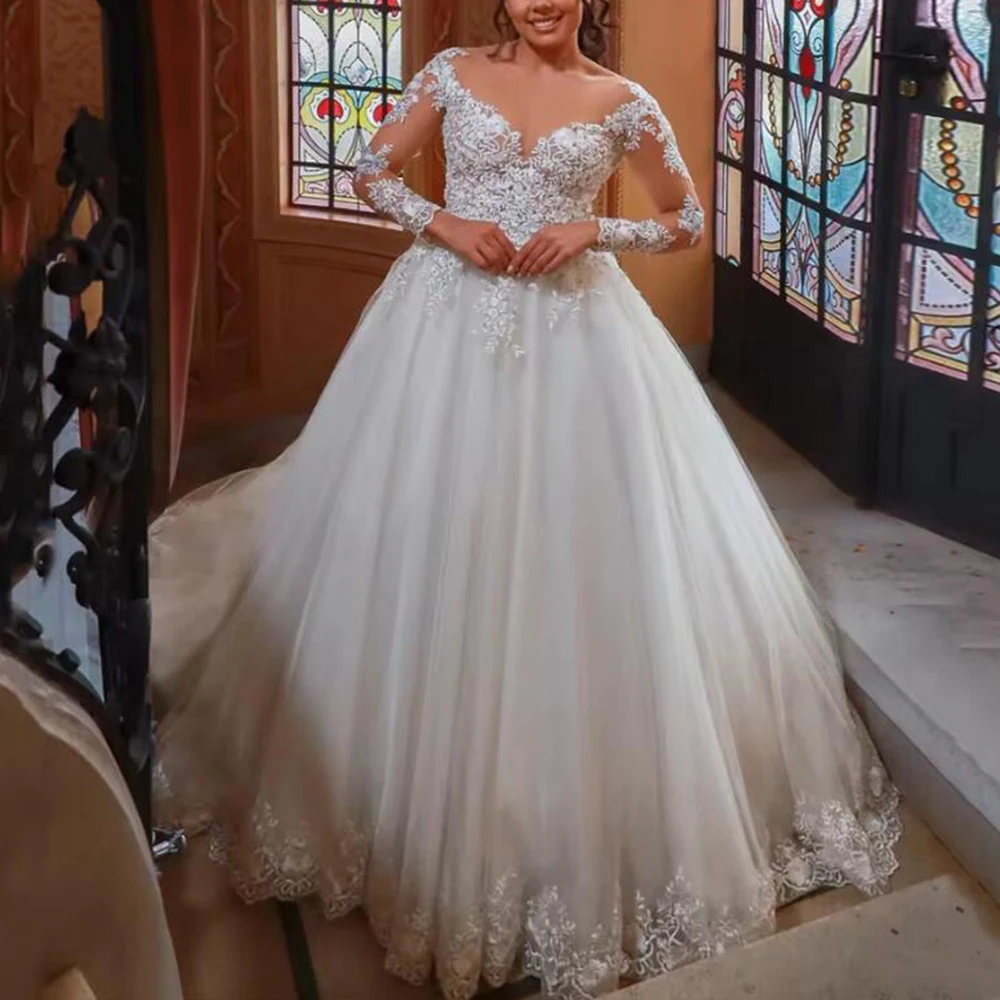 Eleganckie suknie ślubne w kształcie litery A z koronkowymi aplikacjami i koralikami, z iluzorycznymi długimi rękawami i dekoltem typu iluzja, szyte na miarę.